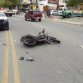 Camioneta tumba a motociclista en libramiento de la ciudad