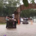 Transportan a estudiantes del CUC en cuatrimotos por inundaciones