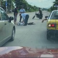 Derrapa motociclista al intentar esquivar un perro