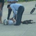 Derrapa motociclista al intentar esquivar un perro