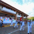 Desfile 16 de septiembre en Puerto Vallarta.   Un desfile mexicano a unos metros  de las olas.