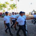 Desfile 16 de septiembre en Puerto Vallarta.   Un desfile mexicano a unos metros  de las olas.