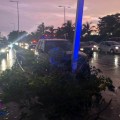 Camioneta se impacta contra poste en avenida de ingreso