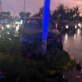 Camioneta se impacta contra poste en avenida de ingreso