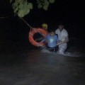 Rescatan a varias personas del arroyo junto al Puente de Hierro.