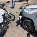 Automóvil atropella a motociclista