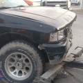 Camioneta impacta a Chevy en avenida de ingreso