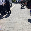 Motociclista atropella a peatón sobre avenida de ingreso