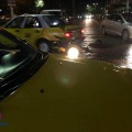 Motoloco se incrusta en taxi de “los amarillos”