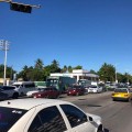 Vuelca camioneta sobre avenida de ingreso
