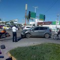 Choca camioneta contra motociclista en avenida de ingreso