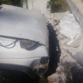 Camioneta cae a barranco en Mismaloya