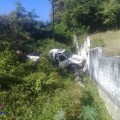 Camioneta cae a barranco en Mismaloya