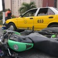 Choca moto y taxista en avenida de ingreso