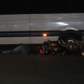 Muere motociclista al impactar contra camioneta.