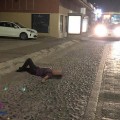 Encuentran sujeto inconsciente en avenida de ingreso