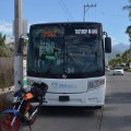 Camioneta y autobuses chocan en avenida de ingreso