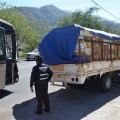 Camión se estrella contra camioneta cargada de papayas resultando