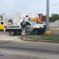 Camioneta se estrella contra semáforo