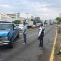 Taxi se estrella contra camioneta