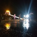 Camioneta queda atrapada en cause del Río Ameca
