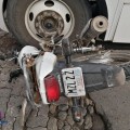 Joven motociclista se estrella contra camión.