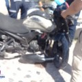 Otro choque de motociclista contra camioneta