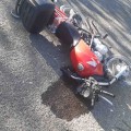 Fuerte accidente deja motociclista lesionado.