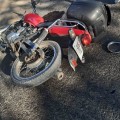 Fuerte accidente deja motociclista lesionado.