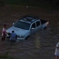 Rescatan camioneta de río