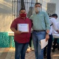 Morena ofrecen becas y pide apoyo a "candidato"