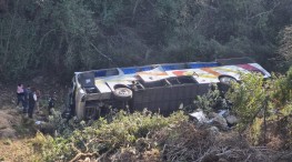Autobús turístico cae a barranco de la México-Puebla
