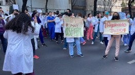 Médicos de Pemex exigen su aguinaldo