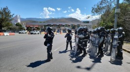 Normalistas de Ayotzinapa se enfrentan a la Guardia Nacional en Guerrero