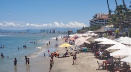 Playas de Puerto Vallarta, limpias y listas para disfrutar de ellas.