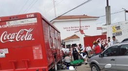 Choca motociclista con camión de Coca-Cola