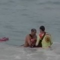 Brillante rescate de guardavidas a dos turistas jóvenes.