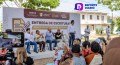 El alcalde Héctor Santana y el gobernador  Miguel Ángel Navarro Quintero entregan escrituras a habitantes de Villas Miramar en San Vicente.