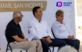 El alcalde Héctor Santana y el gobernador  Miguel Ángel Navarro Quintero entregan escrituras a habitantes de Villas Miramar en San Vicente.