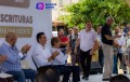 El alcalde Héctor Santana y el gobernador  Miguel Ángel Navarro Quintero entregan escrituras a habitantes de Villas Miramar en San Vicente.