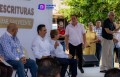 El alcalde Héctor Santana y el gobernador  Miguel Ángel Navarro Quintero entregan escrituras a habitantes de Villas Miramar en San Vicente.