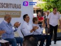 El alcalde Héctor Santana y el gobernador  Miguel Ángel Navarro Quintero entregan escrituras a habitantes de Villas Miramar en San Vicente.