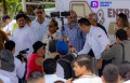 El alcalde Héctor Santana y el gobernador  Miguel Ángel Navarro Quintero entregan escrituras a habitantes de Villas Miramar en San Vicente.