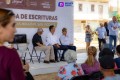 El alcalde Héctor Santana y el gobernador  Miguel Ángel Navarro Quintero entregan escrituras a habitantes de Villas Miramar en San Vicente.