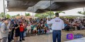 El alcalde Héctor Santana y el gobernador  Miguel Ángel Navarro Quintero entregan escrituras a habitantes de Villas Miramar en San Vicente.