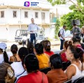 El alcalde Héctor Santana y el gobernador  Miguel Ángel Navarro Quintero entregan escrituras a habitantes de Villas Miramar en San Vicente.