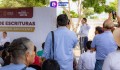 El alcalde Héctor Santana y el gobernador  Miguel Ángel Navarro Quintero entregan escrituras a habitantes de Villas Miramar en San Vicente.