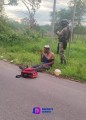 Accidente en Loma Bonita: choque entre camioneta y motocicleta deja dos lesionados.