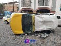 Accidente vehicular en la colonia 5 de Diciembre: vuelca un taxi