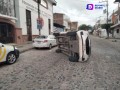 Accidente vehicular en la colonia 5 de Diciembre: vuelca un taxi